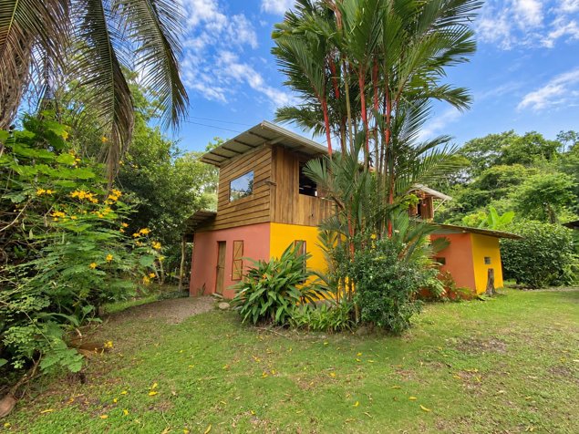 Dos casas tropicales e ingresos de Airbnb - Cahuita en Cahuita, Talamanca, Limón — $330,000 - Foto 2 de 33