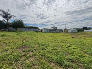 Lote ubicado cerca de la ciudad en una comunidad prometedora