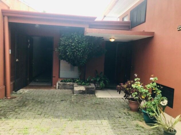 CASA EN VENTA EN SAN JOSÈ, $350.000 COD# 26-1130 en Catedral, San José — $350,000
