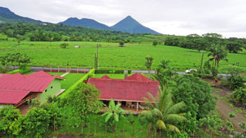 Casa de Oportunidad con Majestuosa Vista al Volcán Arenal