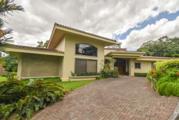 Casa de Una Planta de 3 Habitaciones en Ciudad Colón in Colón, Mora, San José — $795,000 - Photo 2 of 31