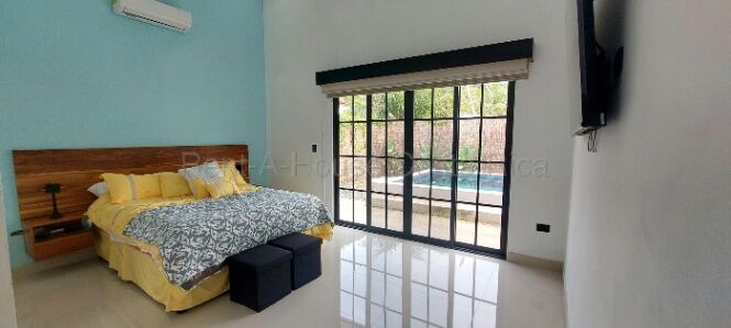Casa de playa amueblada con piscina privada a solo 700 metros del mar en Bejuco #26-2118 GS in Parrita, Puntarenas — $385,000