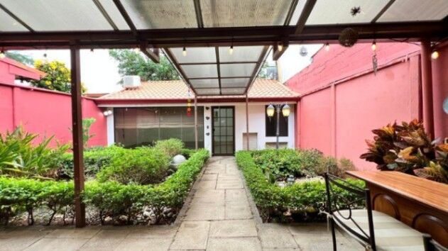 Se alquila espaciosa casa de 2 plantas en Pozos de Santa Ana 26-749 en Pozos, Santa Ana, San José — $1,100