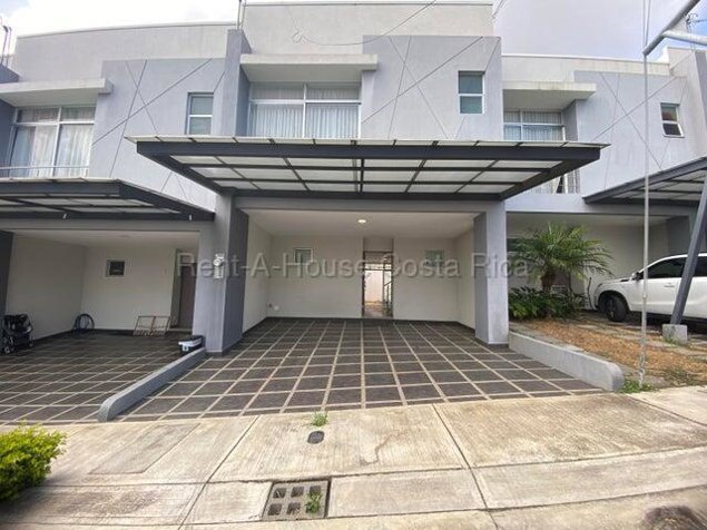 Casa en alquiler en Santo Domingo de Heredia | Condominio con seguridad 24/7 in Santo Domingo, Heredia — ₡ 900 000