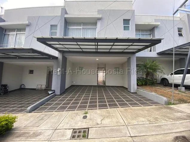 Casa en alquiler en Santo Domingo de Heredia | Condominio con seguridad 24/7 en Santo Domingo, Heredia — ₡ 900 000