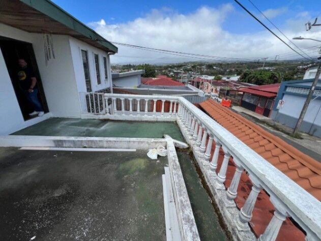 Residencia en el centro de Barva con apartamento y lote de 414 m2 en Barva, Heredia — $269,000