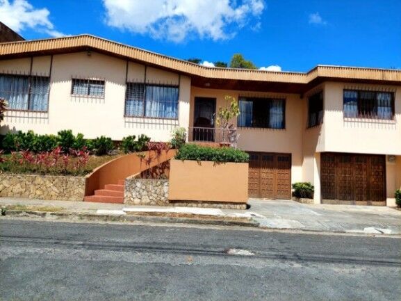 Se vende espaciosa casa con amplio patio en La Sabana San José 25-836 en Mata Redonda, San José — $375,000
