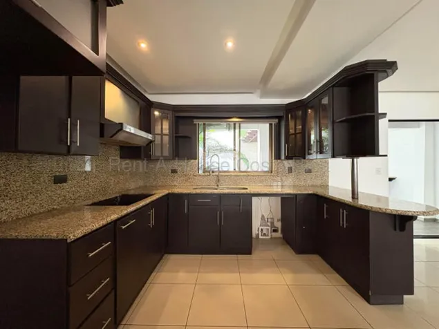 Venta de Casa en Pozos de Santa Ana. RAH 27-561 OPORTUNIDAD ÚNICA en Pozos, Santa Ana, San José — $310,000 - Foto 3 de 15
