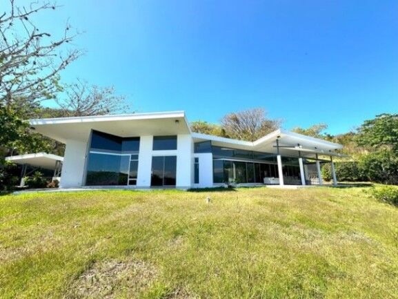Se vende lujosa casa con piscina y amplio lote en Rio Oro 25-1146 en Piedades, Santa Ana, San José — ₡ 575 000