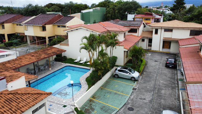 VENTA Casa Alquilada de 2 Plantas FRENTE a Lincoln Plaza, Moravia en San Vicente, Moravia, San José — $265,000 - Foto 2 de 18