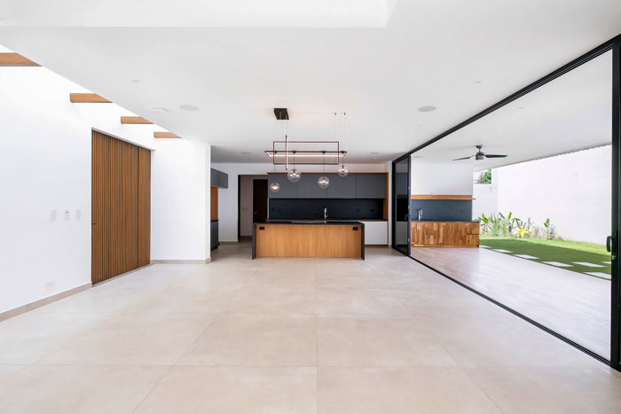Casa de Lujo con Piscina Privada en Los Laureles en Escazú, San José — $999,000 - Foto 2 de 6