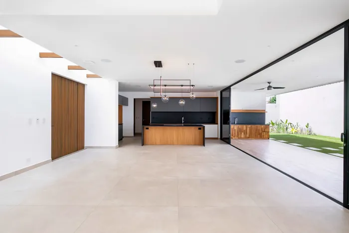 Casa de Lujo con Piscina Privada en Los Laureles en Escazú, San José — $999,000 - Foto 2 de 6