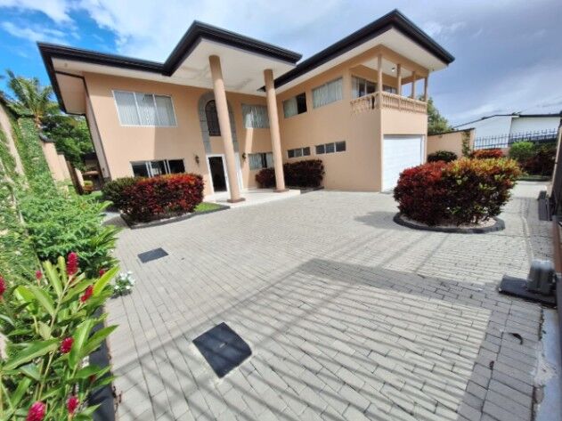 VENTA HERMOSA CASA CON PISCINA PROPIA RESIDENCIAL PRIVADO in Colón, Mora, San José — $750,000