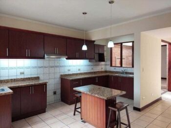 ¡Tu Hogar Ideal en Santa Ana Centro Te Espera! 🏡✨ en Santa Ana, San José — $2,500 - Foto 5 de 26