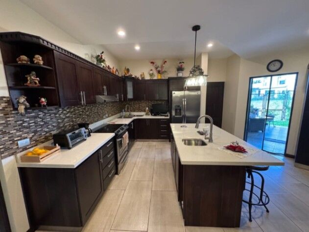 VENDO LUJOSA CASA EN CURRIDABAT. en Curridabat, San José — $595,000