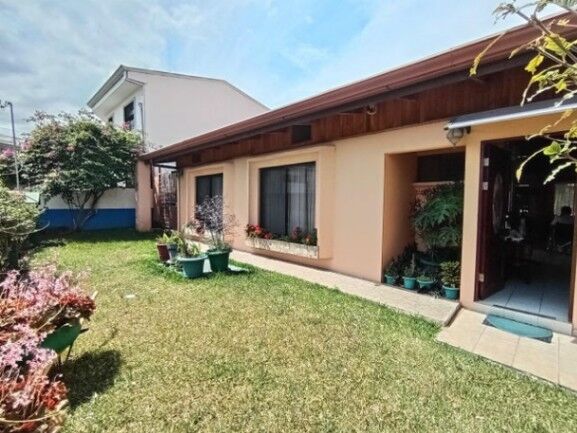Se vende moderna casa con patio en Guachipelín de Escazú 25-1415 en San Rafael, Escazú, San José — $550,000