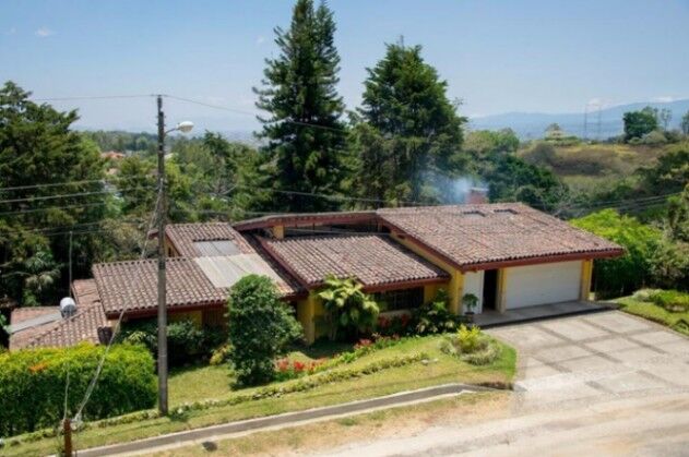 Se espaciosa casa con patio en San Pedro Montes de Oca 22-82 in San Pedro, Montes De Oca, San José — $490,000