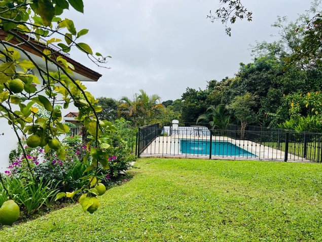 Venta de residencia con río privado y vistas espectaculares en Santa Bárbara de Heredia #26-622 GS en Santo Domingo, Santa Bárbara, Heredia — $1,250,000 - Foto 2 de 9
