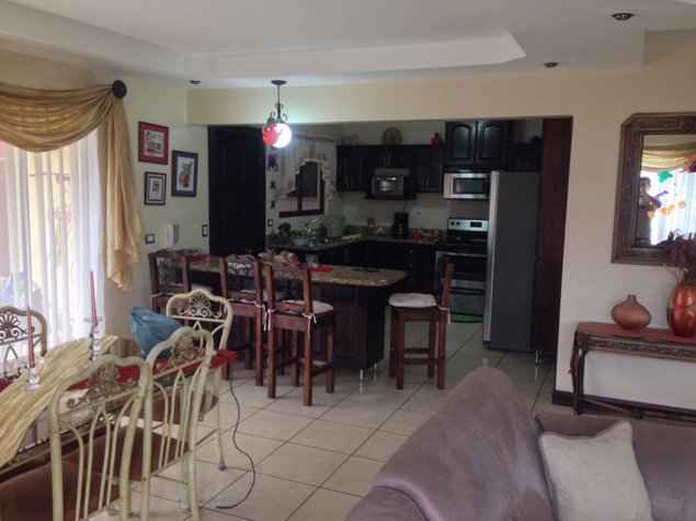 Linda casa en Residencial San Lorenzo de Flores in San Joaquín, Flores, Heredia — $250,000 - Photo 3 of 13