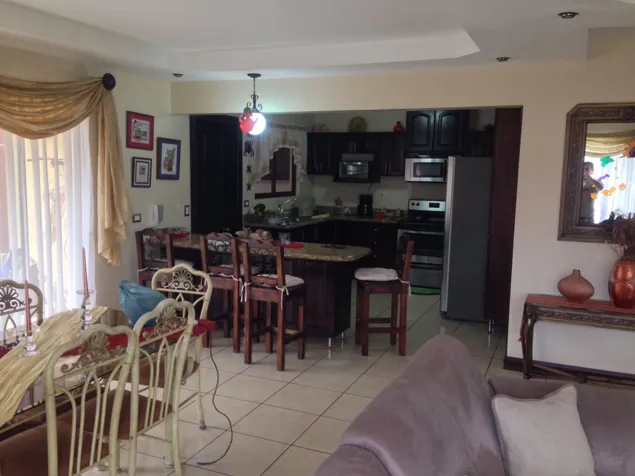 Linda casa en Residencial San Lorenzo de Flores en San Joaquín, Flores, Heredia — $250,000 - Foto 3 de 13