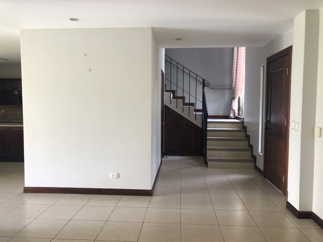 ALQUILO CASA EN CONDOMINIO SAN JOAQUIN DE FLORES en San Joaquín, Flores, Heredia — $1,800 - Foto 3 de 13