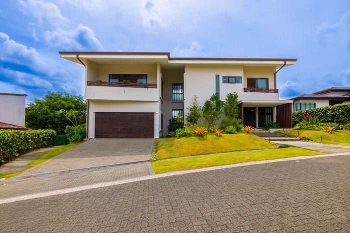 Residencia Familiar Contemporánea de Lujo en Hacienda Los Reyes en Guácima, Alajuela — $799,000 - Foto 2 de 45