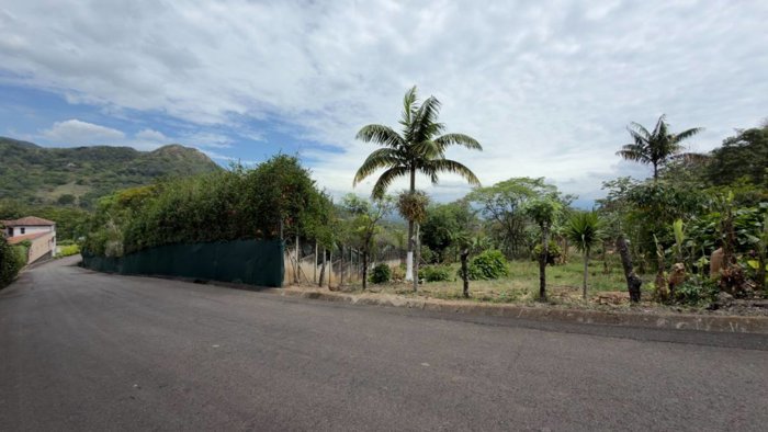 En venta, Quinta en Salitral de Santa Ana en residencial cerrado in Salitral, Santa Ana, San José — $387,000