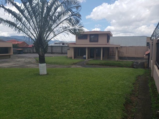Propiedad con dos casas en Avenida de Oro en Tres Ríos, La Unión, Cartago — $2,300,000 - Foto 2 de 16