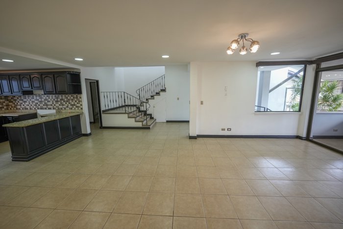 Casa de 3 Habitaciones + Oficina en Guachipelín en Escazú, San José — $1,650 - Foto 3 de 18