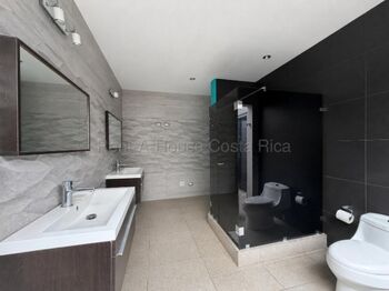  Venta Casa amplia 1 nivel con vistas, jardines y 5 parqueos #26-1877 GS en Mercedes Sur, Puriscal, San José — $375,000 - Foto 5 de 17