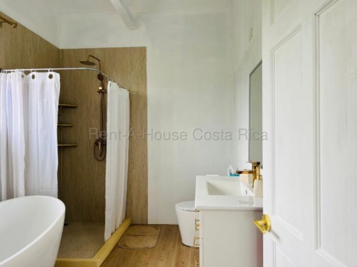 Venta quinta moderna con vista a montañas y gran terreno natural #26-1915 GS en San Pedro, Turrubares, San José — $259,000