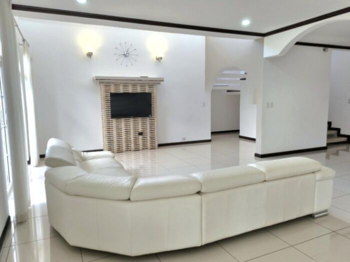 Se vende espaciosa casa en Tres Ríos Cartago 26-171 en Tres Ríos, La Unión, Cartago — $975,000