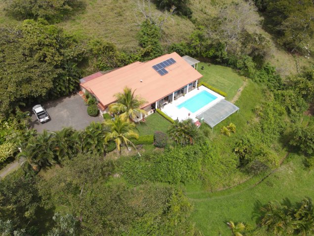 Casa de dos habitaciones con piscina y lote extra en Atenas en Atenas, Alajuela — $549,000 - Foto 2 de 43