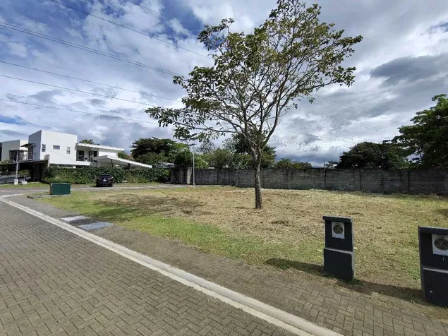 VENDO HERMOSO, PLANO Y ESQUINERO LOTE EN CONDOMINIO CIMA REAL, GUACIMA en Guácima, Alajuela — $85,000 - Foto 3 de 29