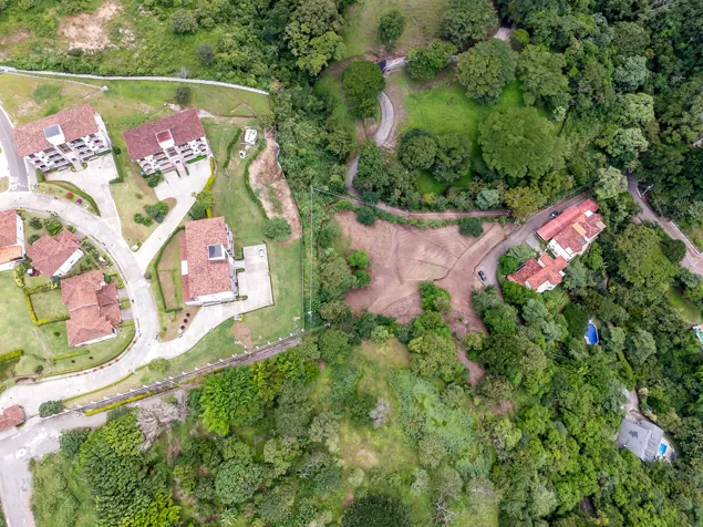 Venta de Lote en Altos de las Palomas: Ubicación y Potencial Únicos en Pozos, Santa Ana, San José — $620,000 - Foto 2 de 15