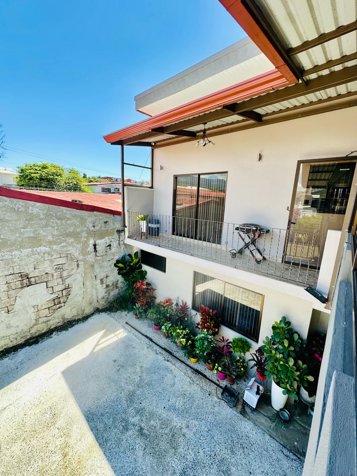 2 CASAS INDEPENDIENTES MERCEDES NORTE HEREDIA in Mercedes, Heredia — ₡ 225 000 000 - Photo 3 of 53