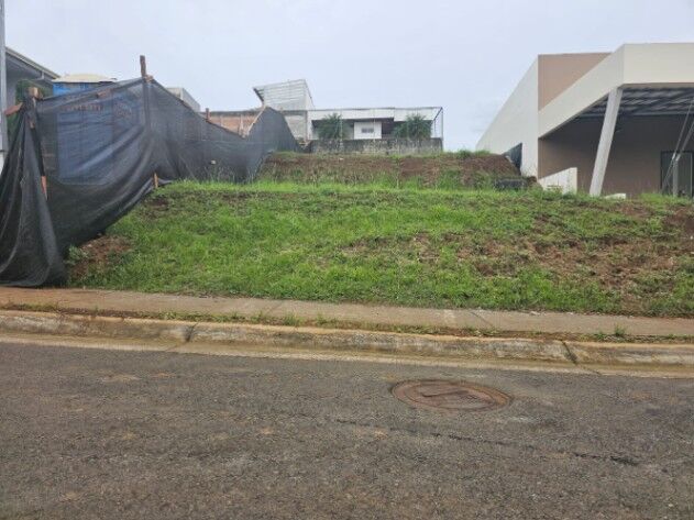 TERRENO EN VENTA EN CONDOMINIO EN GRECIA TACARES en Tacares, Grecia, Alajuela — ₡ 27 000 000