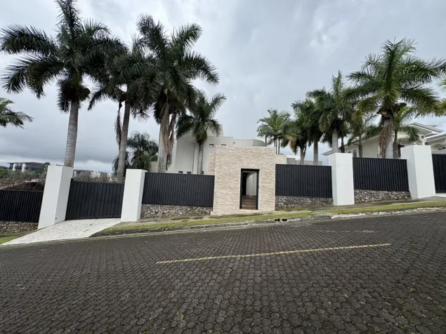 Vendo hermosa casa en Residencial Los Manantiales - Belén en La Asunción, Belén, Heredia — $1,592,495 - Foto 2 de 40