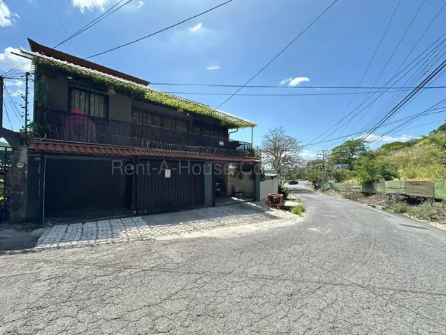 CASA EN VENTA EN SANTA ANA en Santa Ana, San José — ₡ 117 000 000