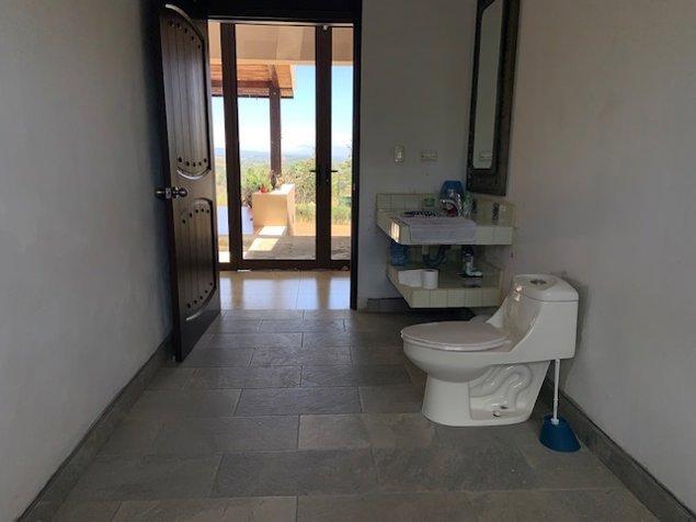 Grande casa moderna con diseños coloniales in Atenas, Alajuela — $625,000 - Photo 3 of 32