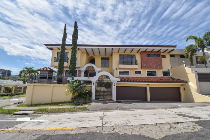 Casa de 6 Habitaciones + Oficina en Los Laureles en San Rafael, Escazú, San José — $5,000 - Foto 2 de 37