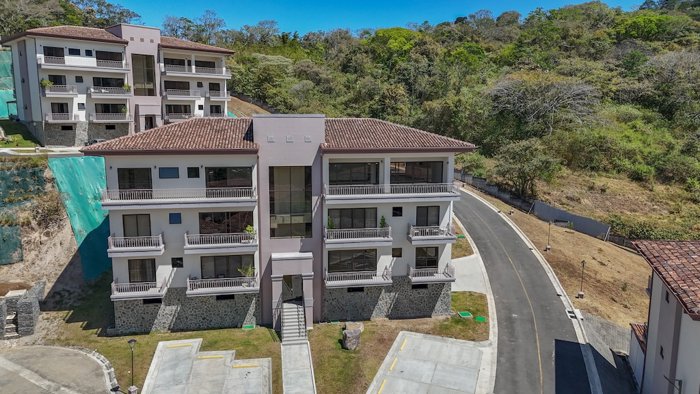 Penthouse de 4 Habitaciones en Condominio Vista Al Valle in Santa Ana, San José — $675,000 - Photo 2 of 37