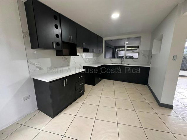 Venta de Casa ESQUINERA en Moravia-La Trinidad. RAH 27-581 in La Trinidad, Moravia, San José — ₡ 108 000 000 - Photo 3 of 14