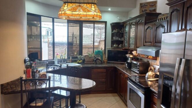 Venta de hermosa casa ubicada en mata de platano Guadalupe   26-1184 en Guadalupe, Goicoechea, San José — $350,000