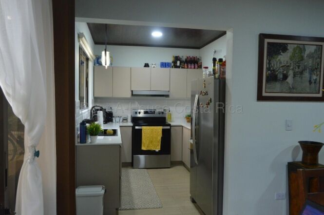Hermosa casa a la venta con vistas a la montaña  26-1595  en San Pedro, Poás, Alajuela — $210,000