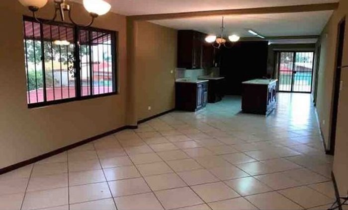 VENTA EDIFICIO DE 5 APARTAMENTOS, HEREDIA, CARIARI, LOS ARCOS en Ulloa, Heredia — $650,000