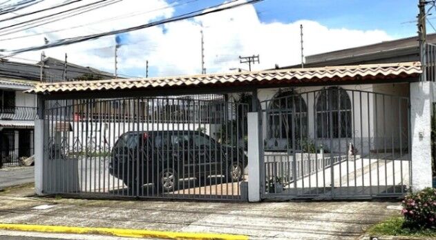 Venta de hermosa casa en Zapotes yoses /25-312 en Zapote, San José — $195,000
