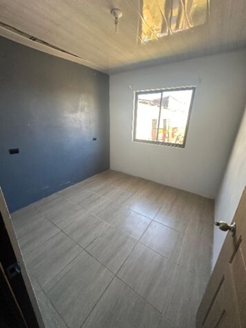 Venta de propiedad con casa terminada y dos en construcción  en Alajuela — ₡ 80 000 000