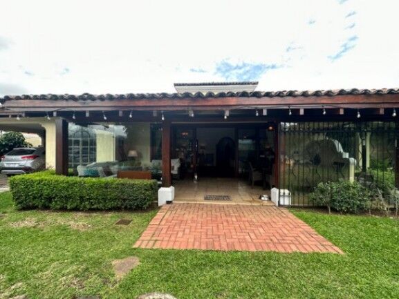 Se vende casa con lote de 1500m2 en Santo Domingo Heredia 24-1688 in Santo Domingo, Heredia — $750,000