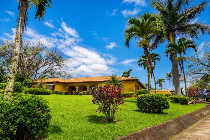 VENTA PROPIEDAD AMUEBLADA USO DE SUELO PARA RESIDENCIA DE ADULTO MAYOR in Colón, Mora, San José — $1,600,000 - Photo 3 of 30